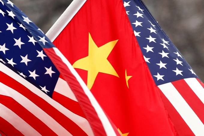 Bandeiras de Estados Unidos e China