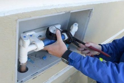 Oito meses depois, em outubro de 2020, a cliente foi notificada de um débito de R$ 529,69 referente ao antigo endereço e teve o abastecimento de água e esgoto do novo endereço suspenso pela concessionária.