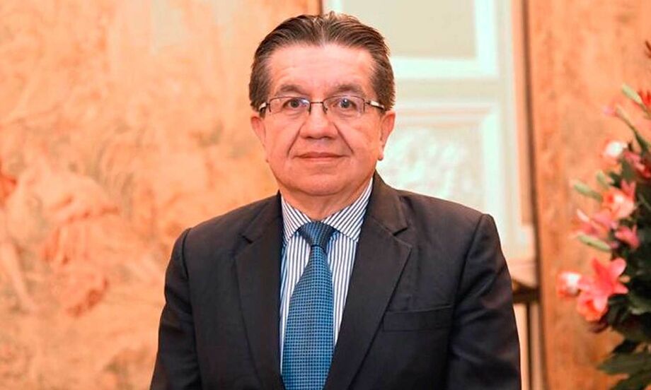 O ministro da Saúde da Colômbia, Fernando Ruiz Gómez