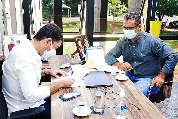 O deputado Jamilson recebeu do vereador de Caarapó, Cido Santos, as reivindicações do município