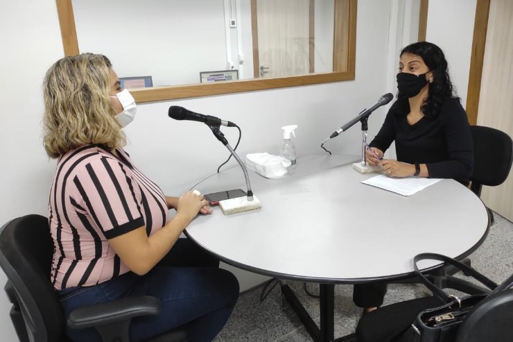 Durante a entrevista a psicóloga ressalta que as mulheres, assim como os homens, são afetadas pelas doenças mentais, mas questões relacionadas ao gênero feminino que as tornam mais vulneráveis