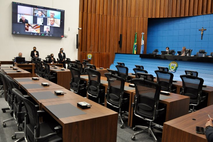 As sessões ordinárias são realizadas no plenário da Casa de Leis com participação remota da maioria dos deputados