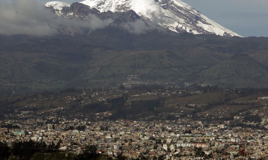 Os moradores da cidade equatoriana de Riobamba se depararam nessa quinta-feira (11) com céus escuros, quando nuvens de cinzas expelidas pelo vulcão Sangay