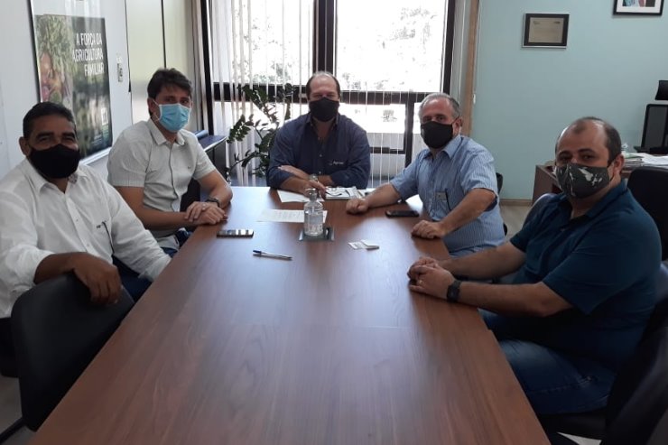 O diretor da Agraer, o vereador Zuza, prefeito Tomazelli e assessor do deputado Neno Razuk