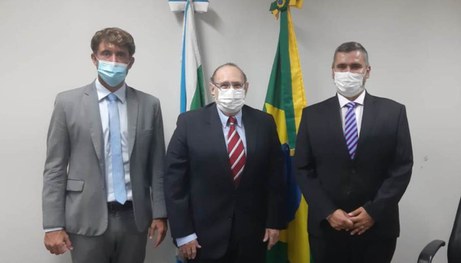 o Juiz Auxiliar da Presidência, Fernando Cury, o desembargador Paschoal Carmello Leandro e o Juiz Giuliano Máximo Martins