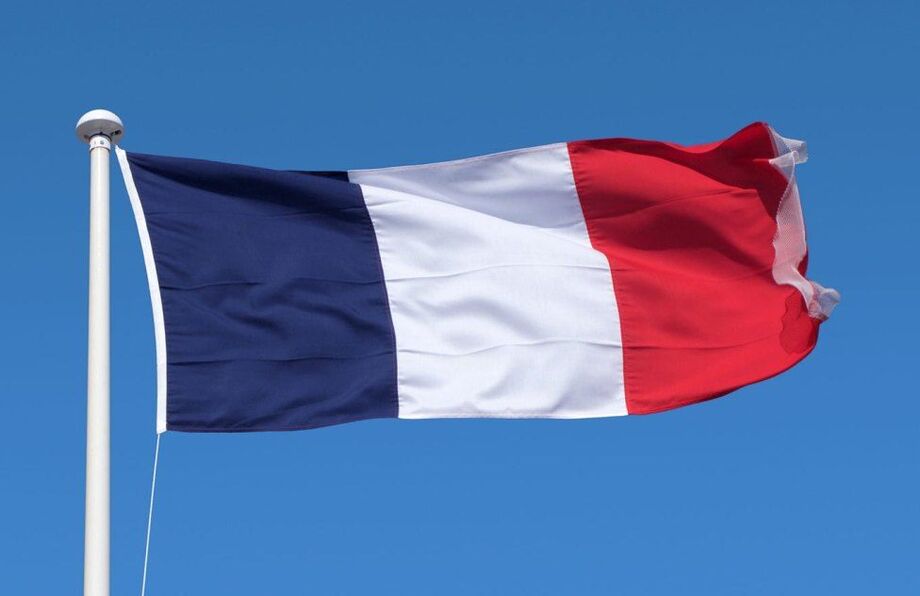 França recomenda vacinação compulsória contra covid para profissionais da Saúde