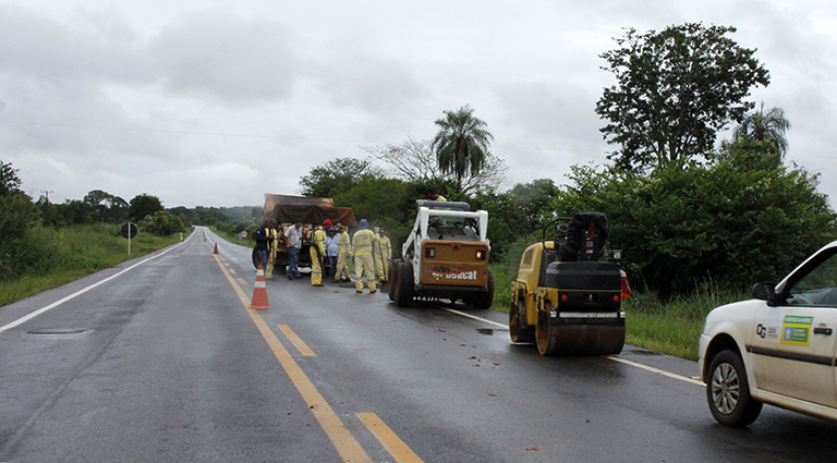 Operação tapa-buraco na rodovia MS-382