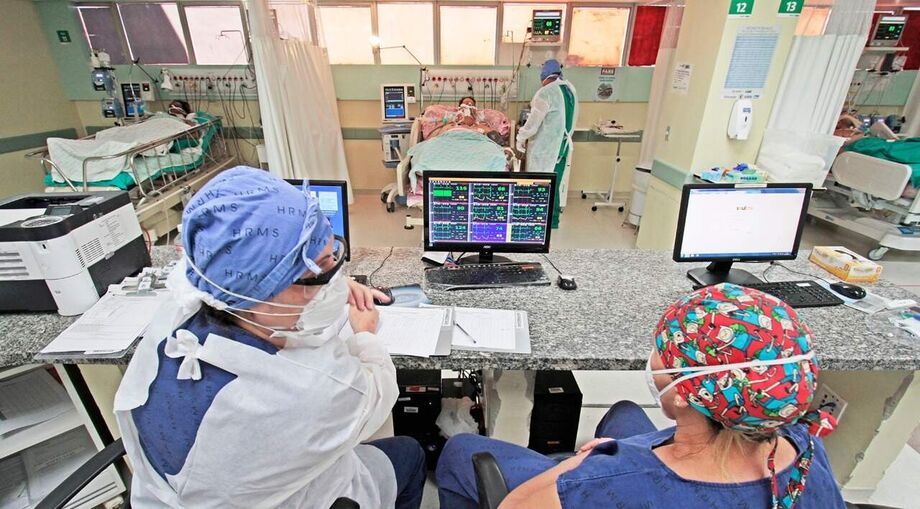 Ocupação dos leitos de UTI está acima da capacidade de hospitais