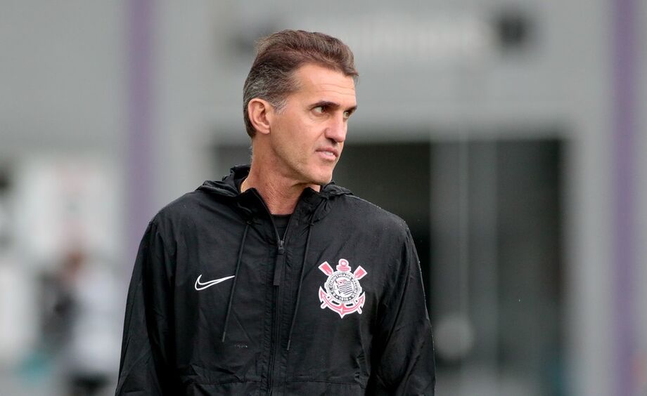 Vagner Mancini comandando treinamento no Corinthians