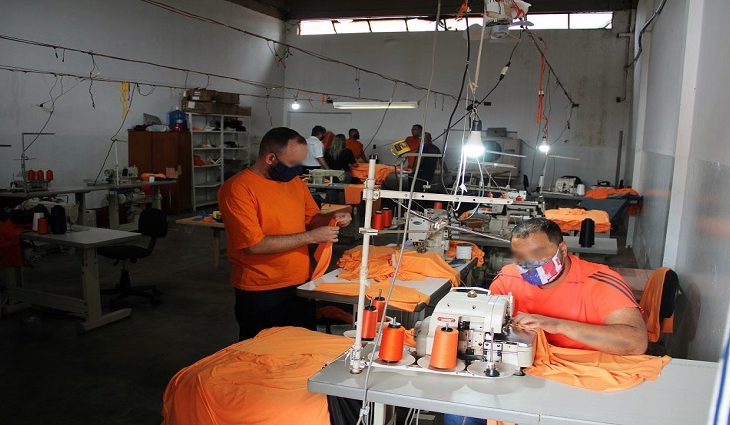 Uniformes para custodiados que irão ocupar a Penitenciária Masculina de Regime Fechado da Gameleira II estão sendo confeccionados com mão de obra prisional
