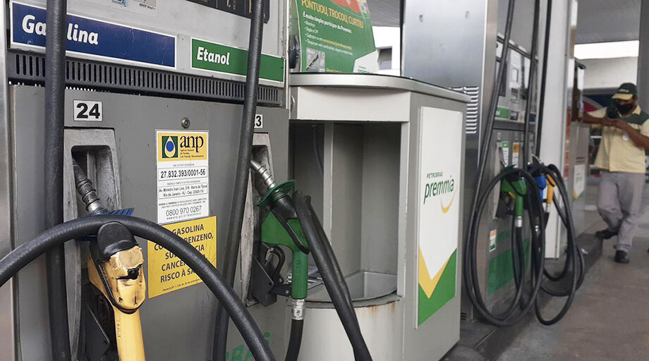 A gasolina está cara no Brasil
