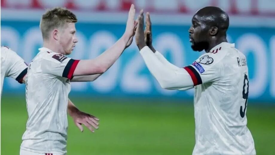 De Bruyne e Lukaku comemoram gol em vitória da Bélgica nas Eliminatórias