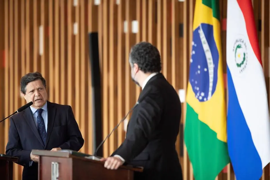 O chanceler do Paraguai, Euclides Acevedo (E), concede entrevista coletiva ao lado de Ernesto Araújo