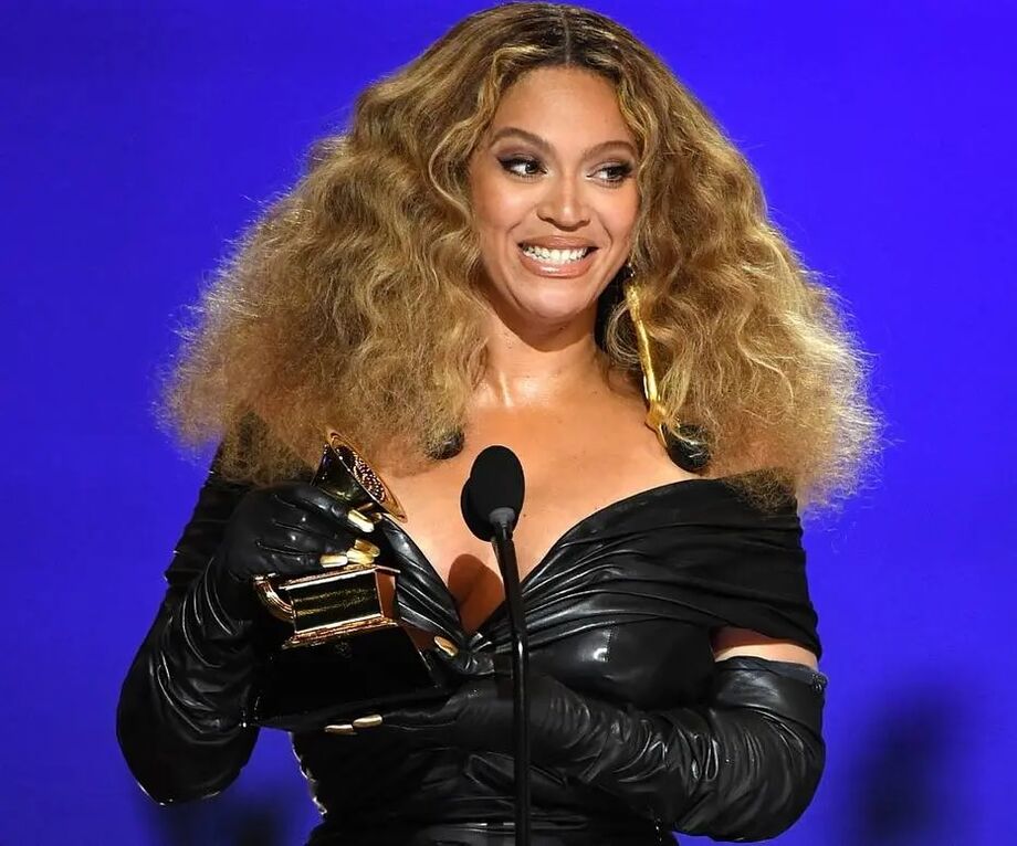 A cantora Beyoncé com um dos seus Grammys da edição 2021