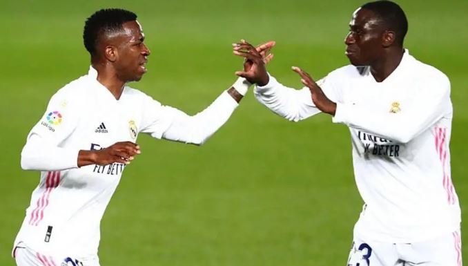 Vinicius Junior comemora com Mendy após marcar o gol do Real Madrid no empate com a Real Sociedad
