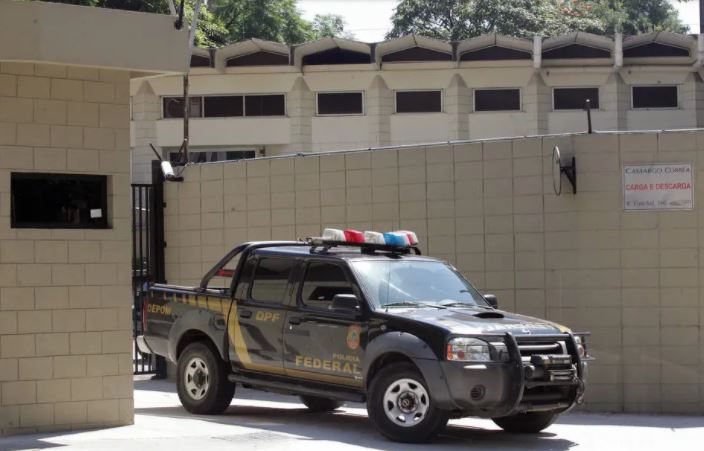 Viatura da Policia Federal em uma das entradas do predio da Construtora Camargo Correia na rua Funchal. Foto da Operação Castelo de Areia, de 2009.