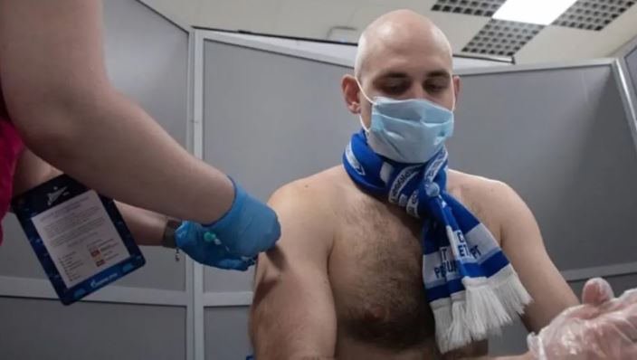 Torcedor do Zenit São Petersburgo recebe a vacina na Arena Gazprom