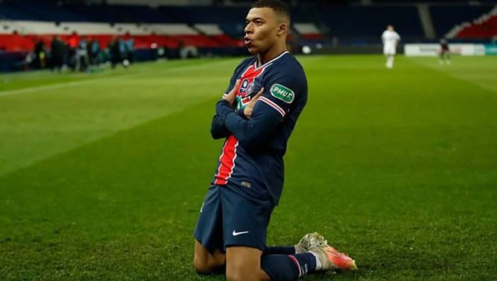 Kylian Mbappé comemora gol em vitória pela Copa da França