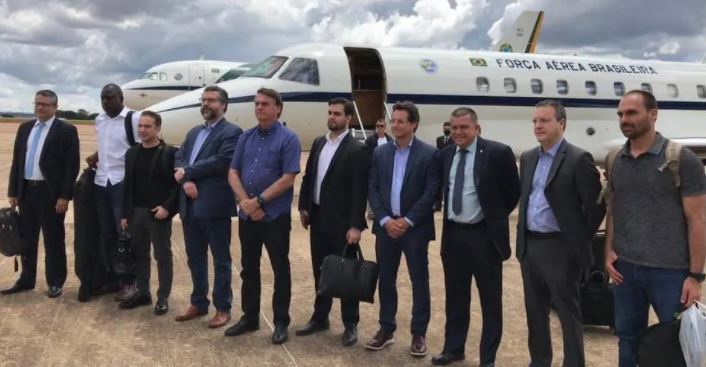 Sem máscara, comitiva brasileira embarca para missão internacional em Israel.