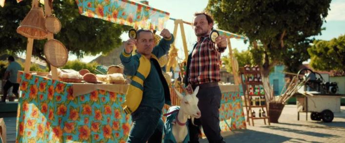 Os atores Edmilson Filho e Matheus Nachtergaele no filme Cabras da Peste