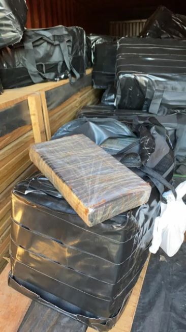 PF prende sete com pistolas, fuzil e 1,1 tonelada de cocaína em malas no Porto de Santos.