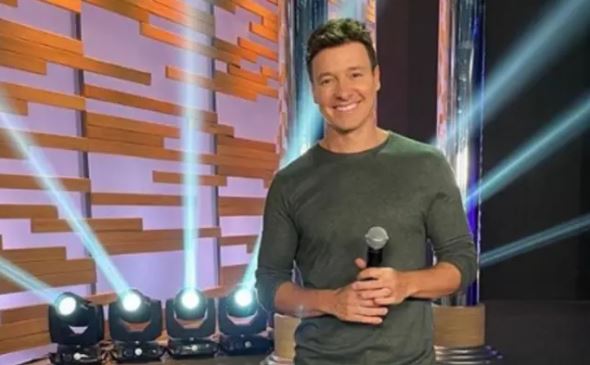 Rodrigo Faro, apresentador na Record TV, comanda o reality show 'Canta Comiga', que será exibido durante a 'Hora do Faro'