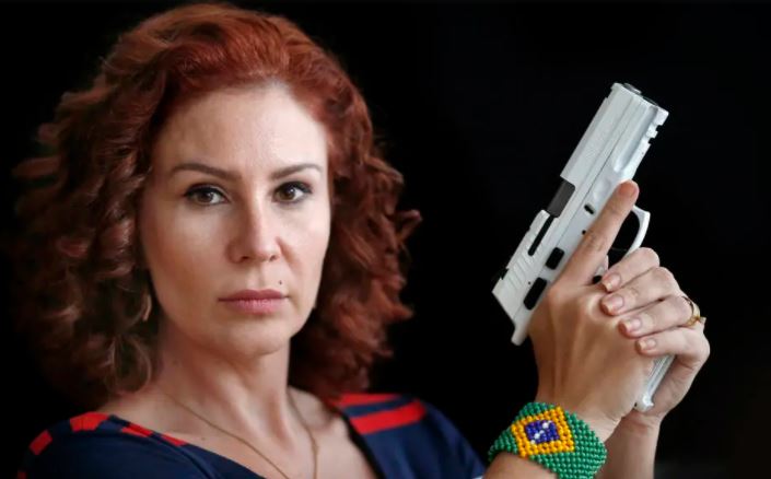 A deputada bolsonarista Carla Zambelli (PSL-SP), eleita presidente da Comissão de Meio Ambiente e Desenvolvimento Sustentável da Câmara, com sua pistola calibre 380