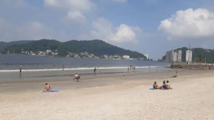 Veranistas ignoram primeiro dia de fechamento das praias em São Vicente