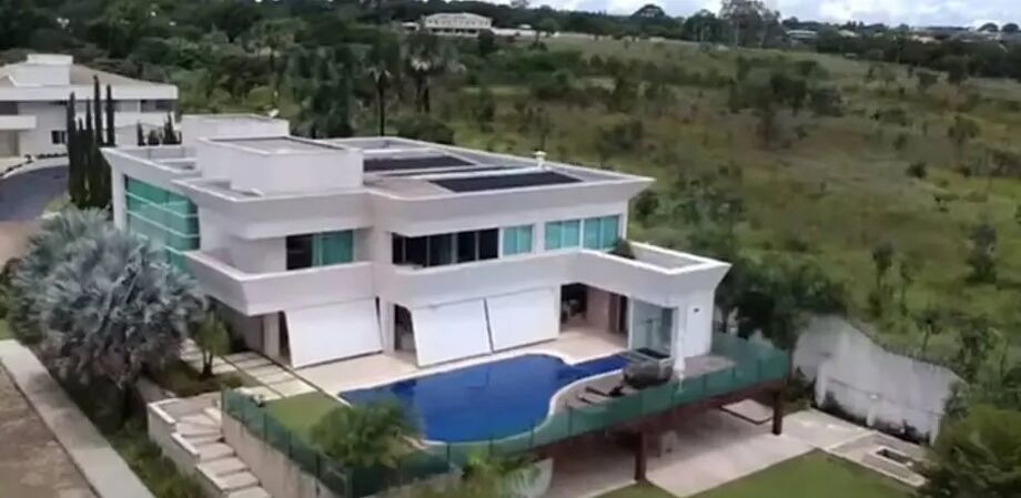 Reprodução de vídeo da imobiliária mostra a mansão de cerca de R$ 6 milhões comprada pelo senador Flávio Bolsonaro em Brasília