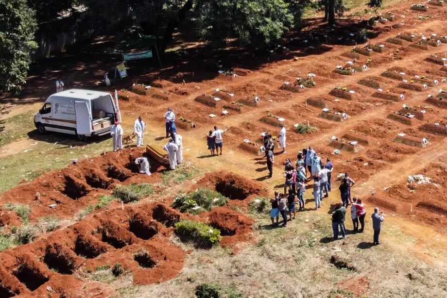 Sepultamento de vítima de Covid-19 no Cemitério Vila Formosa, em São Paulo, no dia 26 de março de 2021