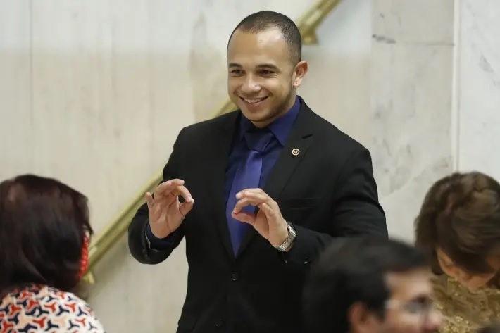 O deputado estadual Douglas Garcia durante votação orçamentária na Alesp.