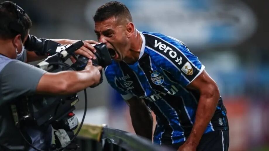 Diego Souza comemora gol em goleada do Grêmio sobre o Ayacucho, do Peru
