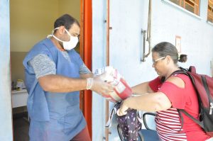 Os responsáveis pelos alunos devem aguardar o contato da direção da escola, que fará o agendamento para evitar aglomerações