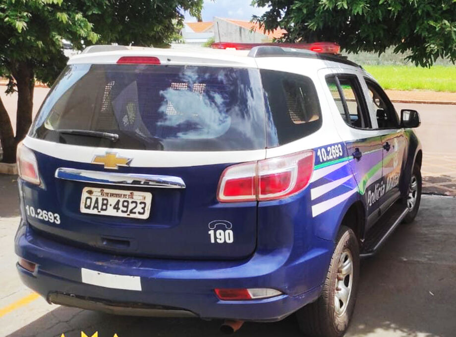 A PM tentou intervir, porém a mãe em ato de fúria começou a desacatar os policiais presentes