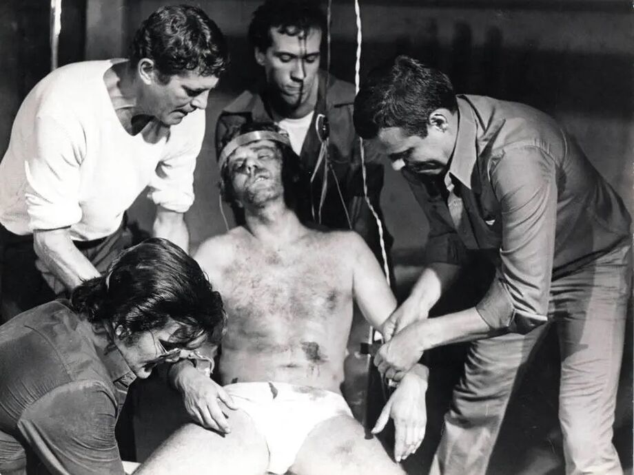 Cena do bastidor da filmagem do longa 'Pra Frente Brasil', em 1981