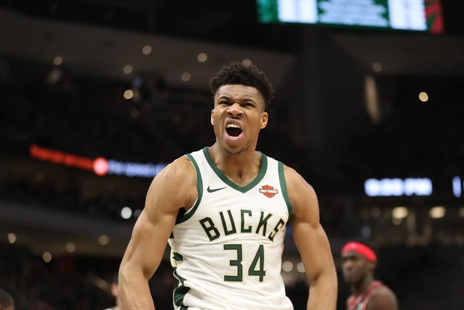O astro grego Giannis Antetokounmpo foi o grande nome do jogo e saiu de quadra com o prêmio de MVP (melhor jogador)
