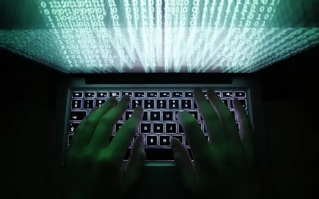 Um ataque cibernético ao software de e-mail Outlook da Microsoft atingiu dezenas de milhares de empresas, escritórios do governo e escolas nos Estados Unidos, de acordo com pessoas informadas sobre o assunto