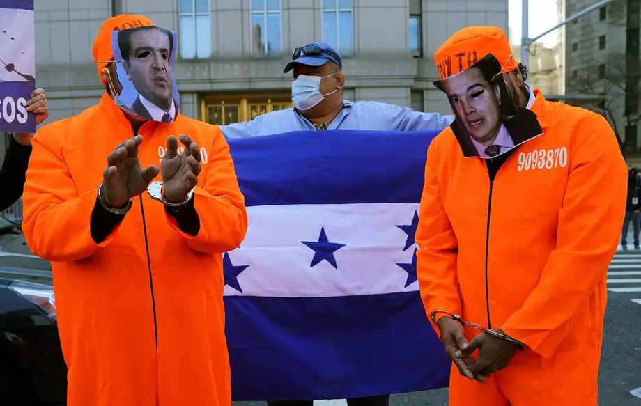 Manifestantes diante de tribunal que sentenciou Tony Hernandez à prisão perpétua em Nova York