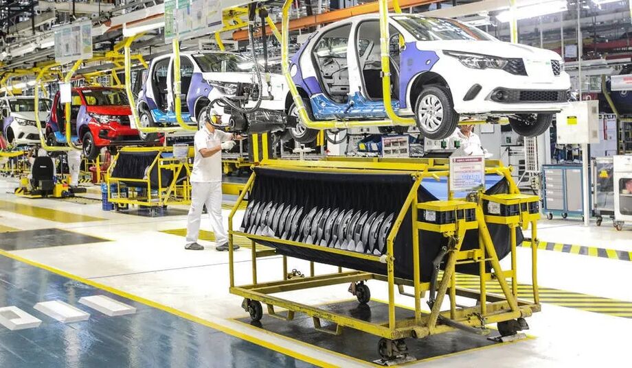 A produção industrial manteve a tendência de queda em fevereiro, como usual para esta época do ano