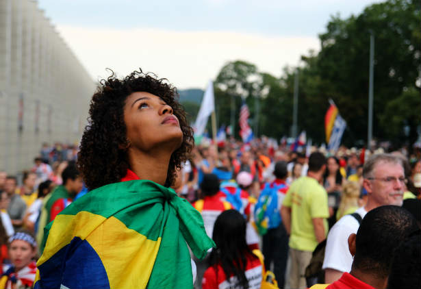 Crise e desilusão afastam jovem da política