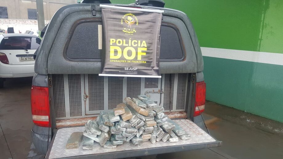 O rapaz disse que foi contratado para pegar a droga próximo da cidade de Aral Moreira, para entregar na cidade de Santa Maria