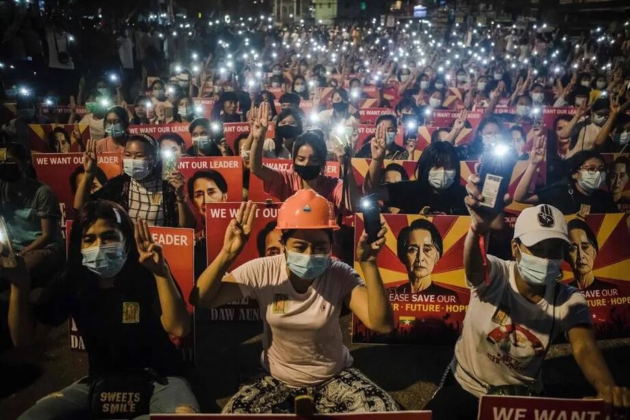 Protesto pela libertação de Suu Kyi em Yangun, Mianmar