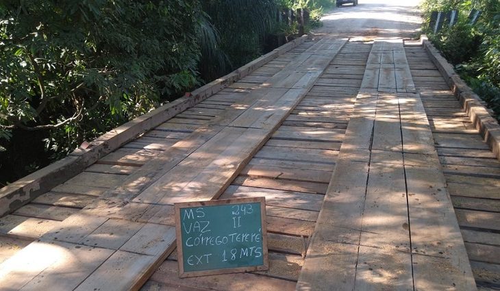 A liberação para tráfego de qualquer tipo de veículo na ponte de madeira sobre a Vazante do Tererê, na rodovia MS-243, Pantanal do Nabileque (Corumbá), foi antecipada para a manhã desta sexta-feira (12)