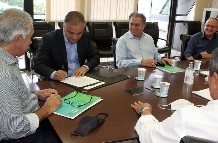 Jornalista Ico Victório toma posse como diretor-presidente da Fertel