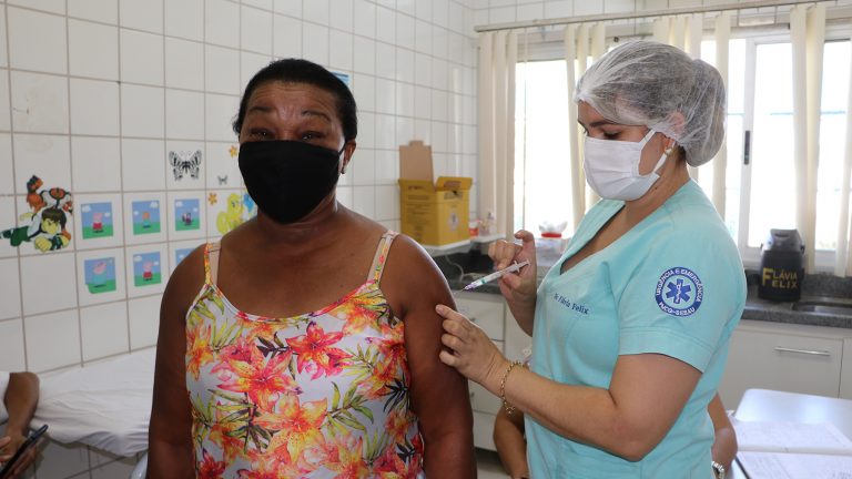 Isaulda Teodorino da Silva recebeu a primeira dose do imunizante