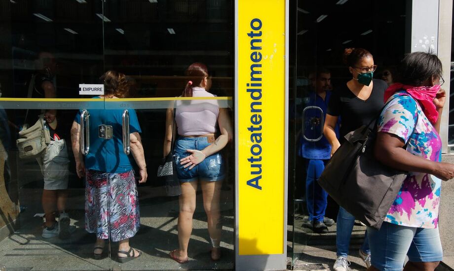 Os serviços de autoatendimento bancário presencial de forma contingenciada, exclusivamente para o pagamento de aposentadorias e pensões do INSS e ainda dos benefícios emergenciais