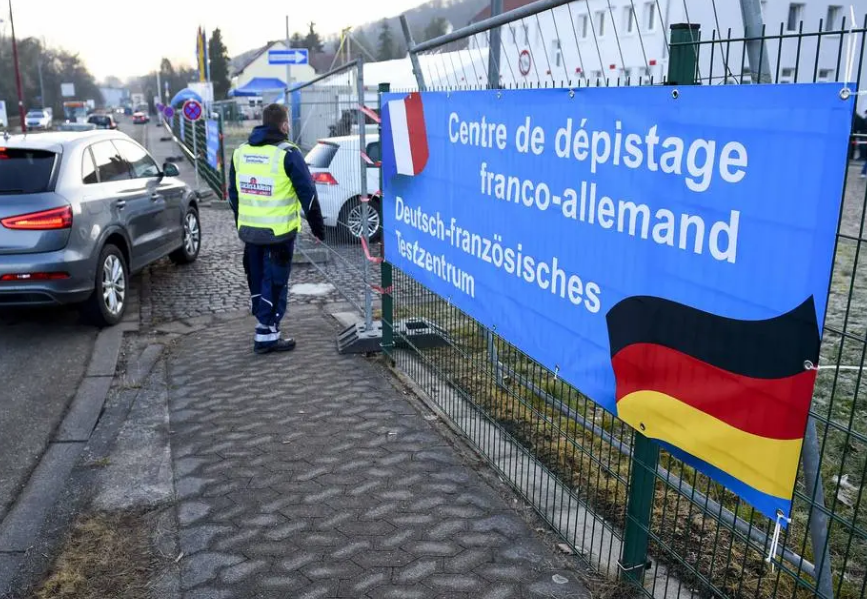 Banner informa sobre o centro de testagem franco-alemão na cidade de Saarbrucken, na Alemanha