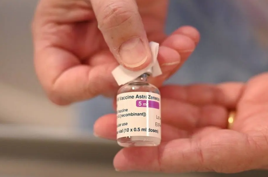 A Organização Mundial da Saúde recomenda continuar o uso da vacina de Oxford/AstraZeneca nas campanhas de imunização