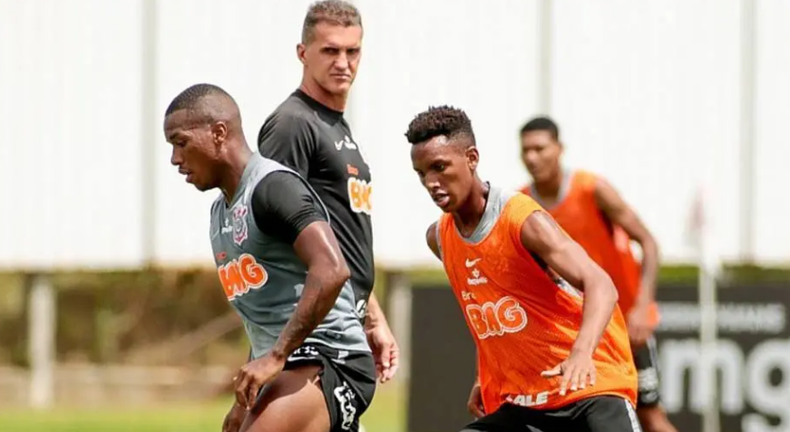Mancini observa Xavier e garoto Cauê em treino do Corinthians