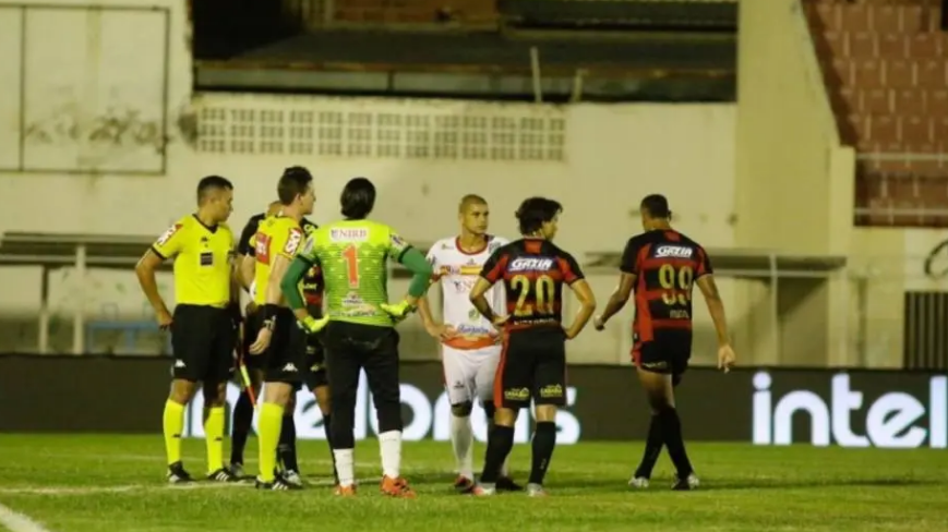 Jogadores de Juazeirense e Sport conversam com juiz durante paralisação de jogo da Copa do Brasil por falta de energia